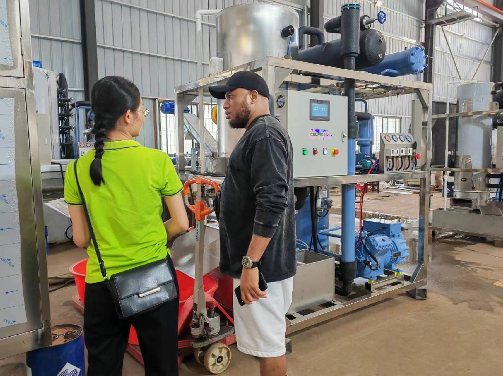 非洲客戶現場參觀我司管冰機鑄造車間，我司國際貿易部同事詳細介紹了管冰機的創新技術，先進的工藝，強大服務團隊，并展示了該國當地客戶使用我們設備的視頻，客戶十分滿意，表示回國后確認一下場地和電源，暫時預認1套日產20噸的設備符合他那邊的市場。